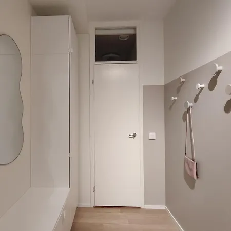 Green Getaway - Near Helsinki Airport, Top-floor, Free Parking & Wifi *