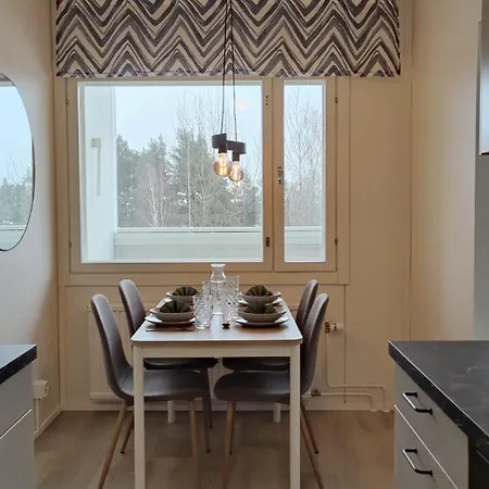 Green Getaway - Near Helsinki Airport, Top-floor, Free Parking & Wifi