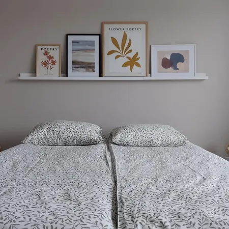 Green Getaway - Near Helsinki Airport, Top-floor, Free Parking & Wifi Apartment