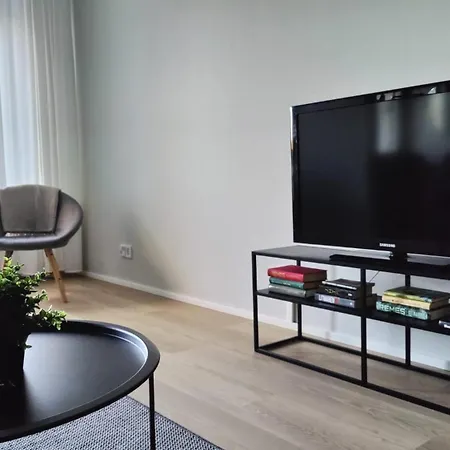Green Getaway - Near Helsinki Airport, Top-floor, Free Parking & Wifi