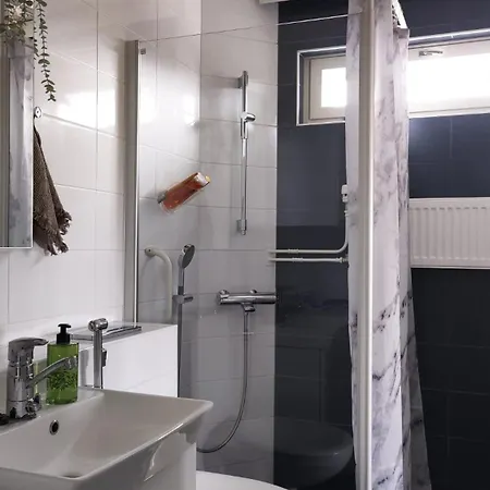 Apartment Green Getaway - Near Helsinki Airport, Top-floor, Free Parking & Wifi Vantaa